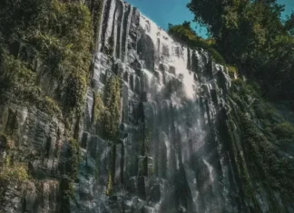 Satu lagi keindahan alam yang ada di Kabupaten Garut, yaitu Curug Nyusun, curug batu nyusun sudah mulai terkenal dikalangan masyarakat luas dan banyak wisatawan