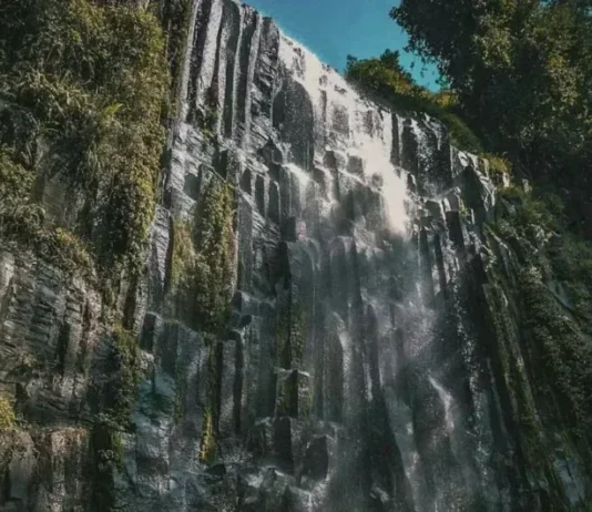 Satu lagi keindahan alam yang ada di Kabupaten Garut, yaitu Curug Nyusun, curug batu nyusun sudah mulai terkenal dikalangan masyarakat luas dan banyak wisatawan