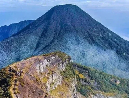 Gunung Gede: Tantangan di Puncak yang Megah Gunung Gede
