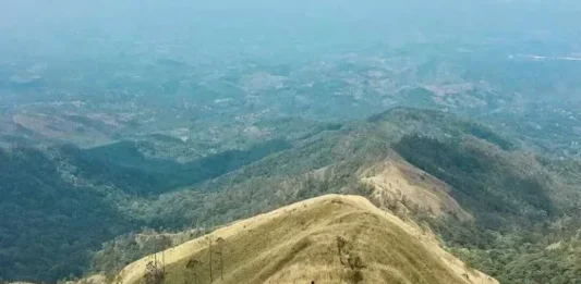 Gunung Manjatan: Keindahan Alam di Pesisir Jawa Timur Gunung Manjatan