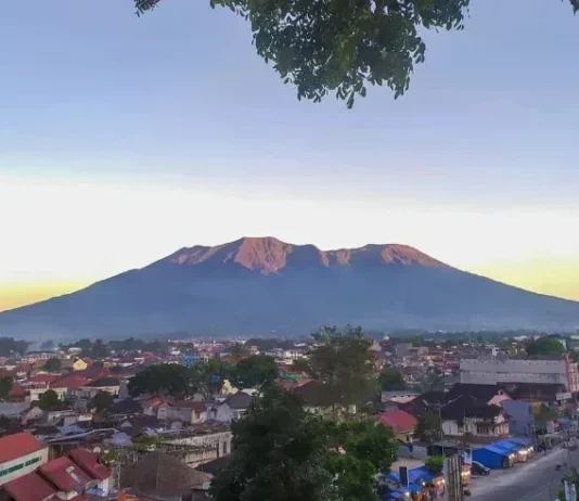 Gunung Marapi: Pesona Alam dan Misteri Sumatera Barat Gunung Marapi