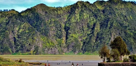 Gunung Mungal: Keindahan di Tengah Nusantara Gunung Mungal