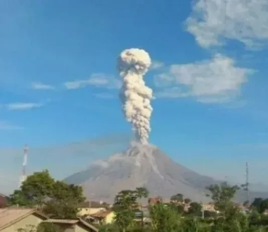 Gunung Sinabung: Menjulang di Antara Ancaman dan Keindahan Gunung Sinabung