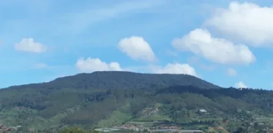 Gunung Tilu Bodas: Keindahan Tiga Puncak di Tanah Sunda Gunung Tilu Bodas