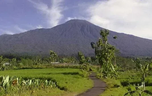 Gunung Aurbunak: Pesona Alam di Kalimantan yang Memukau Gunung Aurbunak