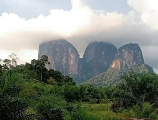 Gunung Batu: Keajaiban Alam yang Menawan di Kalimantan Gunung Batu