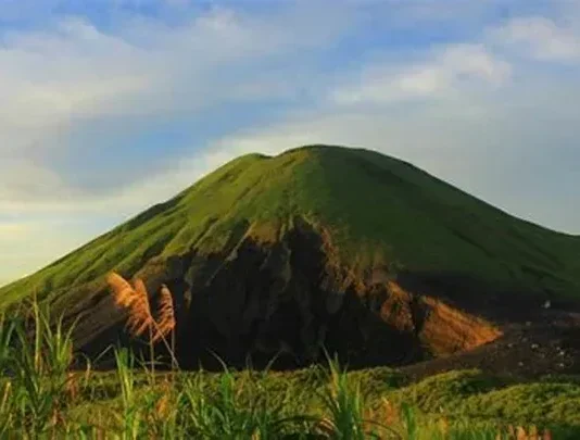 Gunung Tanjaknangsi: Pesona Alami di Jawa Barat Gunung Tanjaknangsi