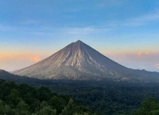 Gunung Inerie Pesona Alam dan Petualangan Tak Terlupakan Gunung Inerie