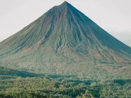 Gunung Inierie Destinasi Mendaki yang Memesona di Flores Gunung Inierie