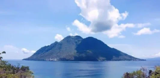 Gunung Hiri Permata Tersembunyi di Maluku Utara Gunung Hiri