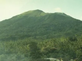 Gunung Waloolon Keindahan Tersembunyi di Maluku Gunung Waloolon