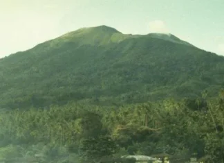 Gunung Waloolon Keindahan Tersembunyi di Maluku Gunung Waloolon